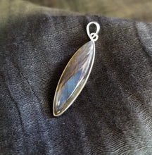 Load image into Gallery viewer, Labradorite pendant
