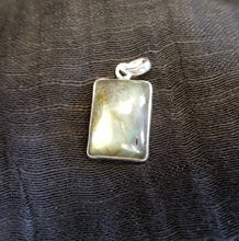 Load image into Gallery viewer, Labradorite pendant
