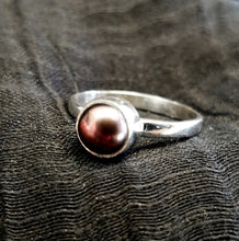 Load image into Gallery viewer, Pearl ring (size 9)

