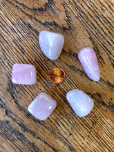 Load image into Gallery viewer, Rose quartz (tumbled)
